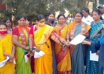 ರಮೇಶ್ ಕುಮಾರ್ ಅವರನ್ನು ಉಚ್ಛಾಟಿಸುವಂತೆ ಮಹಿಳೆಯರಿಂದ ಒತ್ತಾಯ