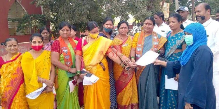 ರಮೇಶ್ ಕುಮಾರ್ ಅವರನ್ನು ಉಚ್ಛಾಟಿಸುವಂತೆ ಮಹಿಳೆಯರಿಂದ ಒತ್ತಾಯ