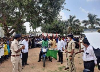 ಕಣ್ಣಿಗೆ ಬಟ್ಟೆ ಕಟ್ಟಿಕೊಂಡು ಬೈಕ್ ಓಡಿಸುವ ರೋಮಾಂಚನಕಾರಿ ದೃಶ್ಯ.