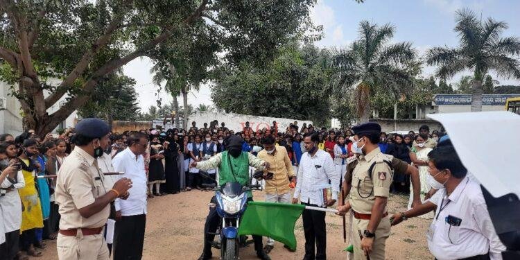 ಕಣ್ಣಿಗೆ ಬಟ್ಟೆ ಕಟ್ಟಿಕೊಂಡು ಬೈಕ್ ಓಡಿಸುವ ರೋಮಾಂಚನಕಾರಿ ದೃಶ್ಯ.