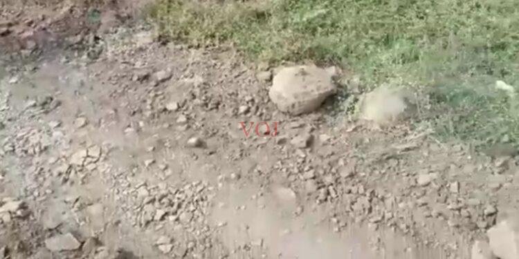 ಸ್ವಂತ ಹಣದಲ್ಲೇ ರಸ್ತೆ ನಿರ್ಮಿಸಲು ಮುಂದಾದ ರೈತರು.