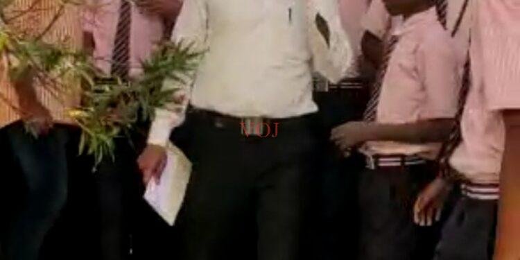 ವರ್ಗಾವಣೆಗೊಂಡ ಶಿಕ್ಷಕನಿಗೆ ವಿಧ್ಯಾರ್ಥಿಗಳಿಂದ ಕಣ್ಣೀರಿನ ಬಿಳ್ಕೋಡಿಗೆ.