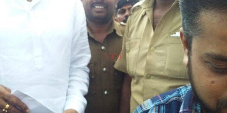 ಮ‍ಾರ್ಗ ಮಧ್ಯೆ ಸಾರಿಗೆ ನೌಕರರ ಆರೋಗ್ಯ ವಿಚಾರಿಸಿದ ಸಚಿವರು.