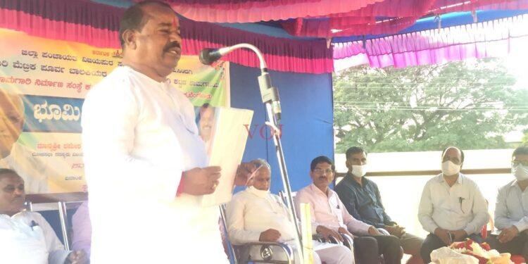 ಗ್ರಾಮ್ ಸಡಕ್ ಯೋಜನೆಯ ಕಾಮಗಾರಿಗೆ ಶಾಸಕ ಬೂಸನೂರ ಚಾಲನೆ.