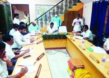 ವಿದ್ಯುತ್ ಕಂಬಗಳಿಗೆ ಮಿನುಗು ದೀಪಗಳ ಸುತ್ತಿದ ಕಾಮಗಾರಿಗಳ ಮಾಹಿತಿ ನೀಡಲು ಆಗ್ರಹ