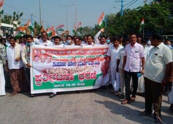 ಜೋಳ ಖರೀದಿ ಷರತ್ತುಗಳನ್ನು ಬದಲಾಯಿಸಲು ಒತ್ತಾಯಿಸಿ ಪ್ರತಿಭಟನೆ: