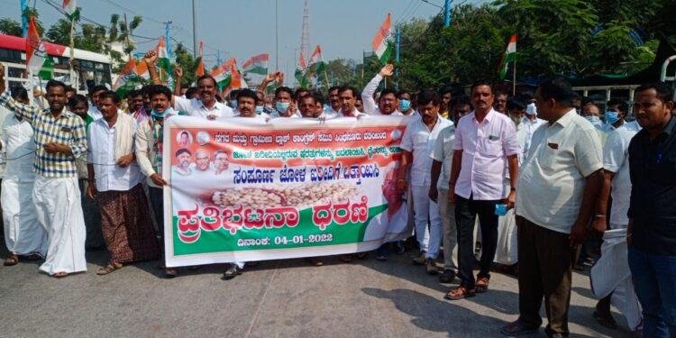 ಜೋಳ ಖರೀದಿ ಷರತ್ತುಗಳನ್ನು ಬದಲಾಯಿಸಲು ಒತ್ತಾಯಿಸಿ ಪ್ರತಿಭಟನೆ: