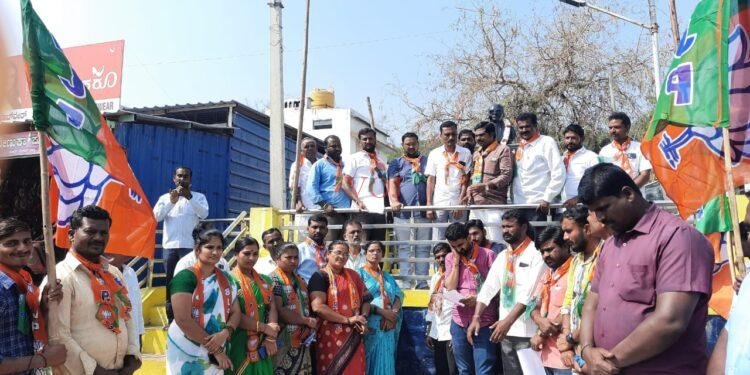 ಕಾಂಗ್ರೆಸ್ ಸಂಸದ ಡಿ ಕೆ ಸುರೇಶ್ ವಿರುದ್ಧ ಬಿಜೆಪಿ ಪ್ರತಿಭಟನೆ