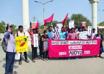 ಮೊಬೈಲ್ ರೀಚಾರ್ಜ್ ಮತ್ತು ಡೇಟಾ ಪ್ಯಾಕ್ ದರಗಳ ಹೆಚ್ಚಳ ಕೈಬಿಡುಲು ಒತ್ತಾಯ