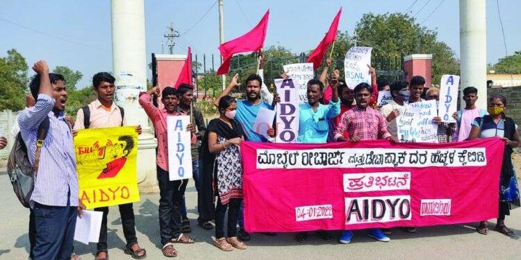 ಮೊಬೈಲ್ ರೀಚಾರ್ಜ್ ಮತ್ತು ಡೇಟಾ ಪ್ಯಾಕ್ ದರಗಳ ಹೆಚ್ಚಳ ಕೈಬಿಡುಲು ಒತ್ತಾಯ