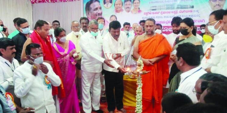 ಉಚಿತ ಆರೋಗ್ಯ ಶಿಬಿರಕ್ಕೆ ಚಾಲನೆ ನೀಡಿದ ಮಂತ್ರಾಲಯ ಶ್ರೀಗಳು