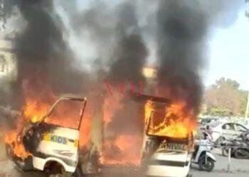 ನಿಂತಲ್ಲೆ ಹೊತ್ತಿ ಉರಿದ ಶಾಲಾ ಓಮಿನಿ ಕಾರು.