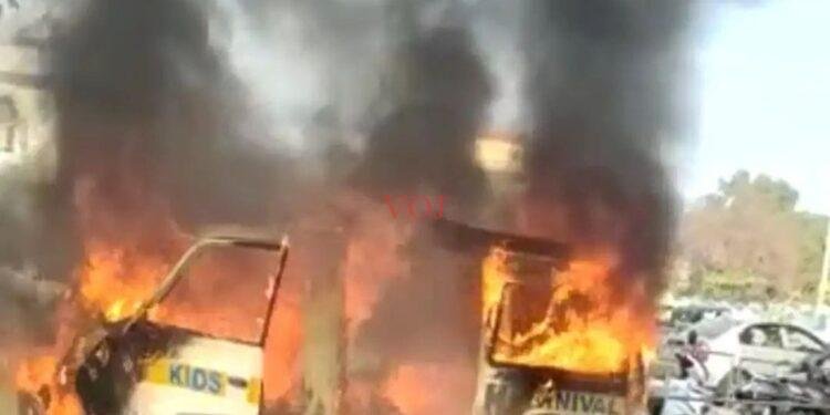 ನಿಂತಲ್ಲೆ ಹೊತ್ತಿ ಉರಿದ ಶಾಲಾ ಓಮಿನಿ ಕಾರು.