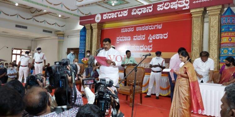ನೂತನ ಎಂಎಲ್ಸಿ ಬಯ್ಯಾಪೂರ ಪ್ರಮಾಣ ವಚನ ಸ್ವೀಕಾರ: