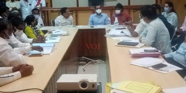 ನಗರಸಭೆ ಅಧಿಕಾರಿಗಳಿಗೆ ತರಾಟೆಗೆ ತೆಗೆದುಕೊಂಡ ಜಿಲ್ಲಾಧಿಕಾರಿ ಅವಿನಾಶ್ ಮೆನನ್