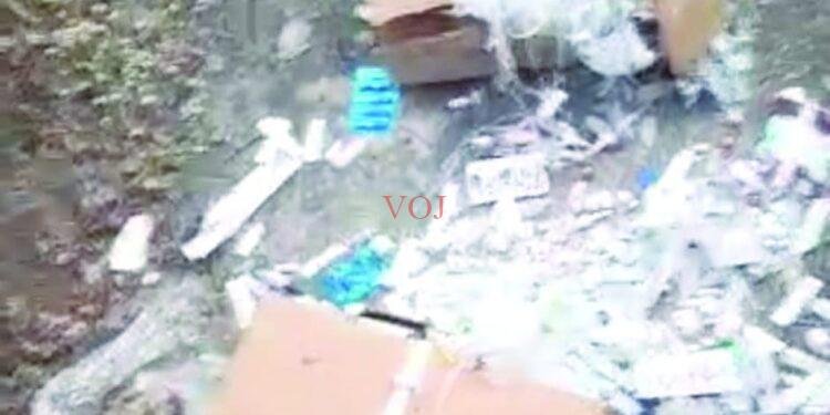 ರಸ್ತೆ ಬದಿಯಲ್ಲಿಯೇ ಆಸ್ಪತ್ರೆ ತ್ಯಾಜ್ಯ ವಿಲೇವಾರಿ.