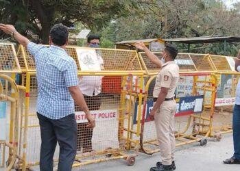 ಮುಖ್ಯ ರಸ್ತೆಗಳಲ್ಲಿ ಬ್ಯಾರಿಕೇಡ್ ಹಾಕಿದ ಪೊಲೀಸರು: