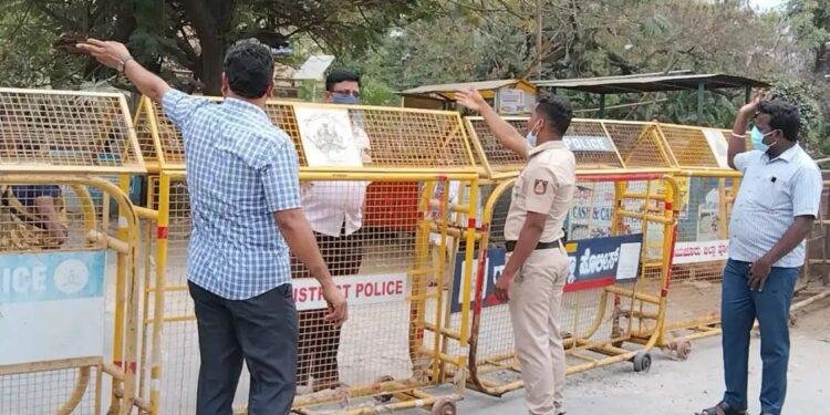 ಮುಖ್ಯ ರಸ್ತೆಗಳಲ್ಲಿ ಬ್ಯಾರಿಕೇಡ್ ಹಾಕಿದ ಪೊಲೀಸರು: