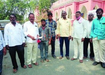 ಅಧಿಕಾರಿಗಳ ಅಮಾನತ್ತಿಗೆ ಆಗ್ರಹ: