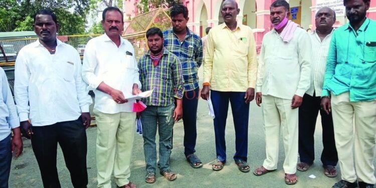 ಅಧಿಕಾರಿಗಳ ಅಮಾನತ್ತಿಗೆ ಆಗ್ರಹ: