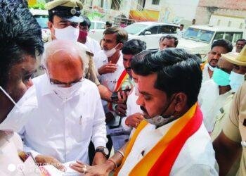 ರಾಜಕೀಯ ಒತ್ತಡದಿಂದ ಲೆಕ್ಕ ಶಾಖೆಯ ಜವಾಬ್ದಾರಿ ರದ್ದು ಮಾಡಲು ಒತ್ತಾಯ.