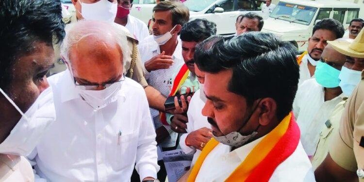 ರಾಜಕೀಯ ಒತ್ತಡದಿಂದ ಲೆಕ್ಕ ಶಾಖೆಯ ಜವಾಬ್ದಾರಿ ರದ್ದು ಮಾಡಲು ಒತ್ತಾಯ.