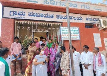 ಈಚನಾಳ ಗ್ರಾಮ ಪಂಚಾಯತಿಗೆ ಇಓ ಬೇಟಿ: