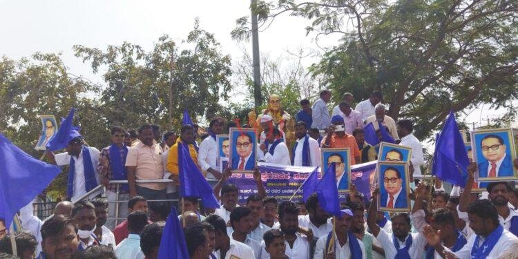 ಅಂಬೇಡ್ಕರ್ ಭಾವಚಿತ್ರಕ್ಕೆ ಅಪಮಾನ ಆರೋಪ: ನ್ಯಾಯಾಧೀಶರ ವಿರುದ್ಧ ದಲಿತ ಸಂಘಟನೆಗಳಿಂದ ಪ್ರತಿಭಟನೆ: