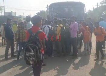 ಬಸಗಾಗಿ ವಿಧ್ಯಾರ್ಥಿಗಳ ಪರದಾಟ..