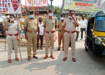 ಸಿಂಧನೂರು ಪೊಲೀಸರಿಂದ ಕರೋನಾ ಜಾಗೃತಿ.