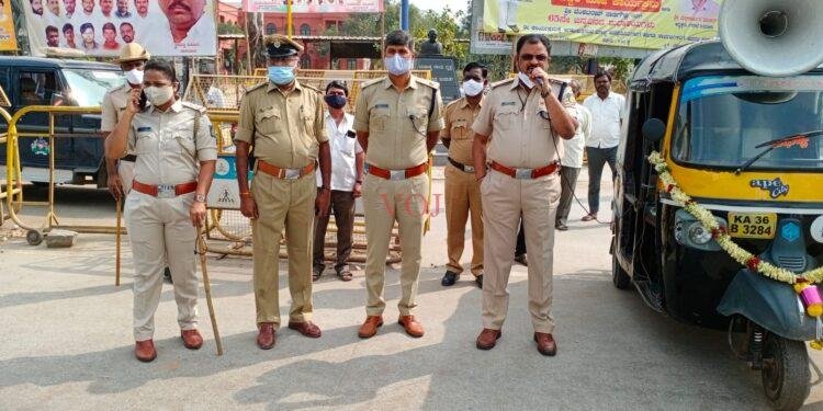 ಸಿಂಧನೂರು ಪೊಲೀಸರಿಂದ ಕರೋನಾ ಜಾಗೃತಿ.