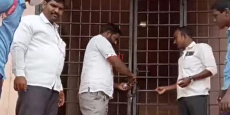 ಶಾಲೆಯ ಅವ್ಯವಸ್ಥೆಗೆ ಬಿಗ ಜಡಿದು ಪ್ರತಿಭಟನೆ..