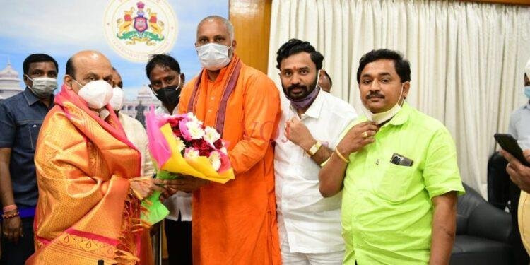 ಸಿಎಂ ಬೊಮ್ಮಾಯಿ ಜನ್ಮ ದಿನಕ್ಕೆ ಶುಭಾಶಯ ತಿಳಿಸಿದ ಕೊಲ್ಹಾರ ಯೋಗಿ ಶ್ರೀ ಕಲ್ಲಿನಾಥ ದೇವರು.