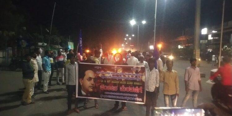 ಸಂವಿಧಾನ ಶಿಲ್ಪಿಗೆ ಅವಮಾನ ಖಂಡಿಸಿ, ಇಂಡಿ ಪಟ್ಟಣದಲ್ಲಿ ಪಂಜಿನ ಮೆರವಣಿಗೆ..