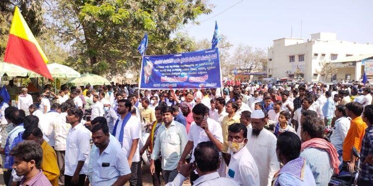 ವಿವಿಧ ಸಂಘಟನೆಗಳಿಂದ ಮುದಗಲ್ ಬಂದ್ ಮಾಡಿ ಪ್ರತಿಭಟನೆ: