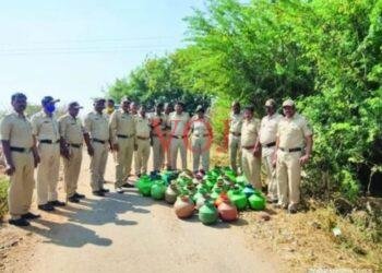 ಕಳ್ಳಬಟ್ಟಿ ಸಾರಾಯಿ ಅಡ್ಡೆ ಮೇಲೆ ಅಬಕಾರಿ ಅಧಿಕಾರಿಗಳ ದಾಳಿ: