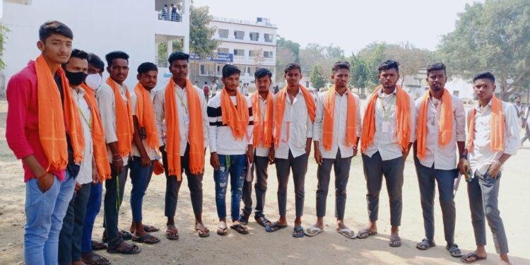 ಕೇಸರಿ ಶಾಲು ಧರಿಸಿ ಕಾಲೇಜಿಗೆ ಬಂದ ವಿದ್ಯಾರ್ಥಿಗಳು::