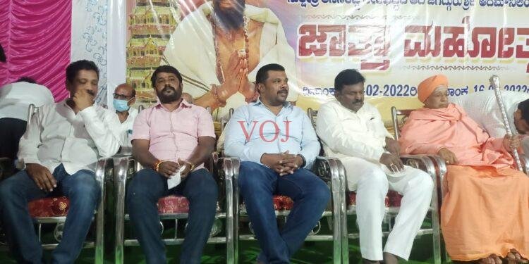 ಹರ ಗುರು ಚರ ಮೂರ್ತಿಗಳ ಧರ್ಮಸಭೆಯಲ್ಲಿ ಶ್ರೀಗಳ ಆಶೀರ್ವಾದ ಪಡೆದ ನಾಯಕರು: