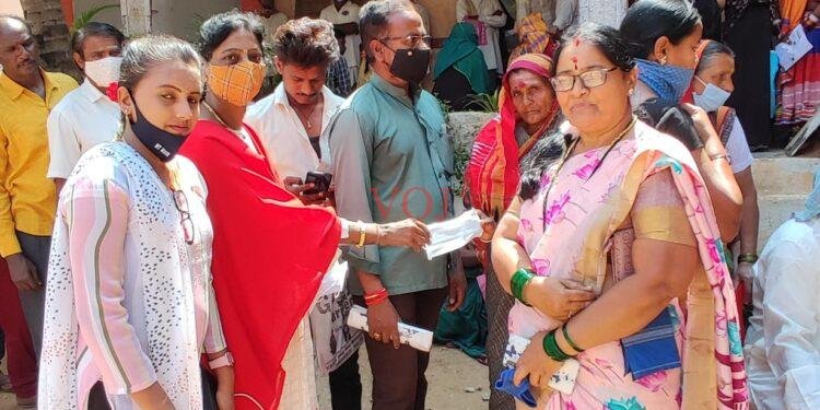 ಉಚಿತ ಆರೋಗ್ಯ ತಪಾಸಣಾ ಶಿಬಿರ: ಮಾಸ್ಕ್ ಸ್ಯಾನಿಟೈಸರ್ ವಿತರಣೆ: