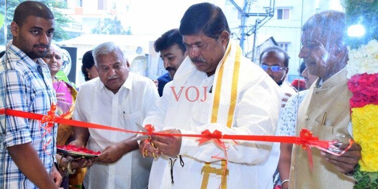 ಕೆಂಗೇರಿ ಉಪನಗರದಲ್ಲಿ ಪ್ರಸಿದ್ದ ಅರುಣಾ ಸಿಲ್ಕ್ ನೂತನ ಶೋರೂಮ್..