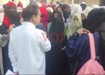 ಹಿಜಾಬ್ ಬೇಕು ಕಾಲೇಜು ಆವರಣದಲ್ಲಿ ವಿದ್ಯಾರ್ಥಿನಿಯರು ಪಟ್ಟು..