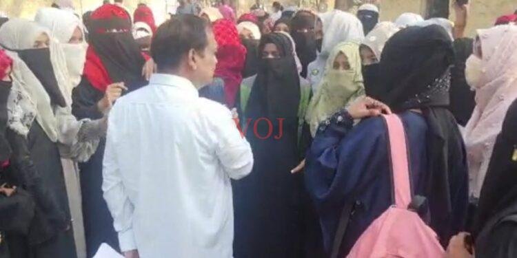 ಹಿಜಾಬ್ ಬೇಕು ಕಾಲೇಜು ಆವರಣದಲ್ಲಿ ವಿದ್ಯಾರ್ಥಿನಿಯರು ಪಟ್ಟು..