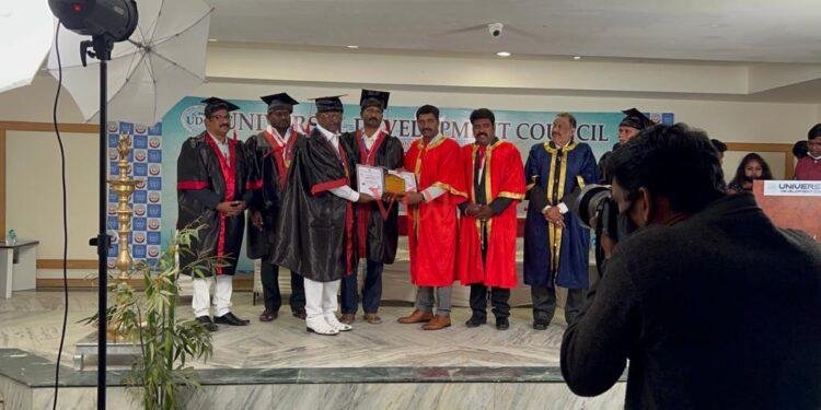 ಗೌರವ ಡಾಕ್ಟರೇಟ್ ಪ್ರಶಸ್ತಿ ಸ್ವೀಕರಿಸಿದ ಮಾಜಿ ಶಾಸಕ ವಜ್ಜಲ್: