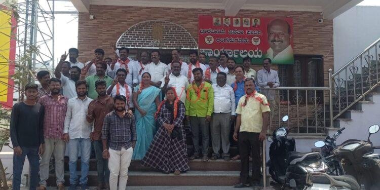 ಪಂಚರಾಜ್ಯ ಚುನಾವಣೆ; ಪಟಾಕಿ ಸಿಡಿಸಿ ಸಿಹಿ ಹಂಚಿ ಸಂಭ್ರಮಿಸಿದ ಬಿಜೆಪಿ ಕಾರ್ಯಕರ್ತರು: