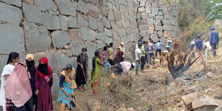 ಅಡ್ವಾನ್ಸ್ ಟೆಕ್ನಾಲಜಿ ಕಂಪ್ಯೂಟರ್ ಎಜುಕೇಷನ್ ಸೆಂಟರ್ ವತಿಯಿಂದ ಕೋಟೆ ಸ್ವಚ್ಛತಾ ಅಭಿಯಾನ.