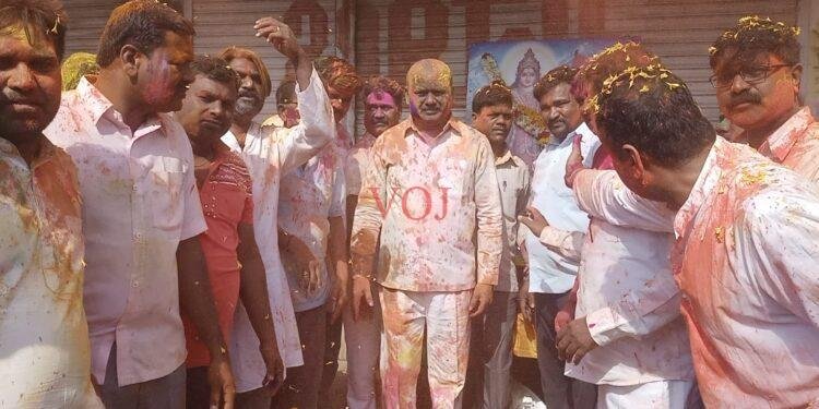 ಖುಷಿಯ ಬಣ್ಣಗಳ ಜೊತೆ ಹೋಳಿ ಆಚರಿಸಿದ ಮಾಜಿ ಶಾಸಕ: