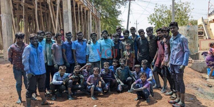 ಸಂಭ್ರಮದಿಂದ ಹೋಳಿ ಹಬ್ಬ ಆಚರಿಸಿದ ಯುವಕರು: