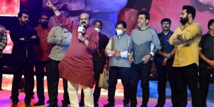 ತ್ರಿಬಲ್ “ಆರ್” ಚಿತ್ರದ ಪ್ರೀ ರಿಲೀಸ್ ನಲ್ಲಿ ಮಿಂಚಿದ ಸಿಎಂ ಬೊಮ್ಮಾಯಿ: