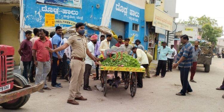 ಟ್ರಾಫಿಕ್ ಜಾಮ್ ಕ್ಲೀಯರ್ ಮಾಡಲು ಬೆಳ್ಳಂಬೆಳಿಗ್ಗೆ ಫಿಲ್ಡಿಗಿಳಿದ ಅಧಿಕಾರಿಗಳು: