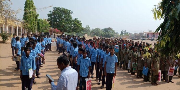 SSLC ಪರೀಕ್ಷೆ; ಪರೀಕ್ಷಾ ಕೇಂದ್ರಗಳಿಗೆ ಆಗಮಿಸಿದ ವಿದ್ಯಾರ್ಥಿಗಳು: